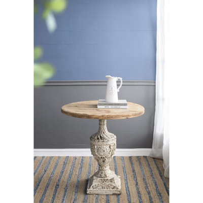 Table ronde en bois blanc antique 30 po x 31 po, gravures ornées de médaillons, surface naturelle, oxyde de magnésium et style rustique 30 po x 31 po, bois de sapin, avec détails complexes, décoration intérieure