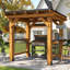 Pavillon de jardin grillagé avec toit en métal à toit rigide, pavillon de barbecue extérieur en bois de cèdre avec tablettes latérales et rail de bar