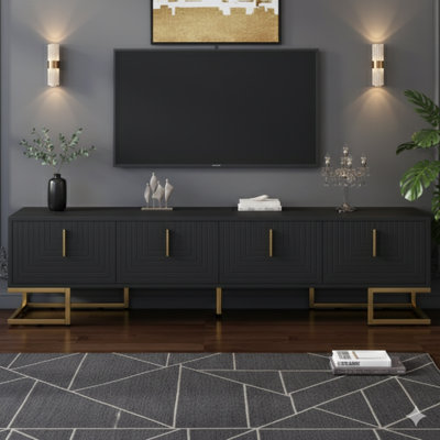 Meuble télé moderne avec pieds en métal et poignées dorées pour téléviseurs jusqu'à 80 pouces, une console multimédia avec des armoires et des tablettes réglables, un meuble de télévision luxueux avec des détails de lignes géométriques pour le salon, en noir.