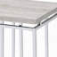 Table de bout moderne et moderne avec plateau en chêne naturel et structure chromée, parfaite pour les salons élégants et pour une surface supplémentaire.