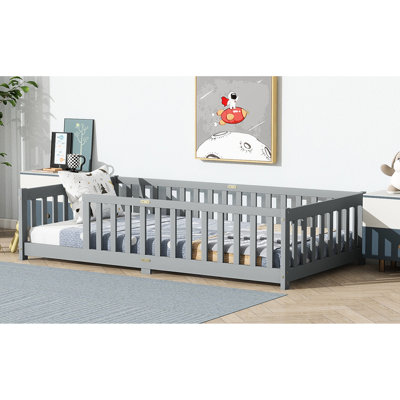 Lit simple gris avec clôture, polyvalent pour le développement, assemblage rapide, toute la quincaillerie supporte bien le matelas et aide à gagner en autonomie