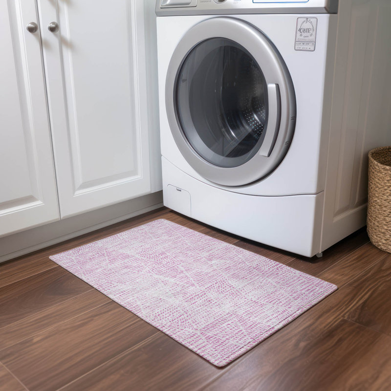 Tapis intérieur / extérieur rose en polyester tissé à la machine Jurnee, Rectangle 1 pi 8 po x 2 pi 6 po