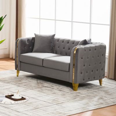 Canapé capitonné 61 po en velours avec pieds dorés, canapé Chesterfield avec accents en acier inoxydable doré pour le salon, la chambre à coucher, le bureau, gris