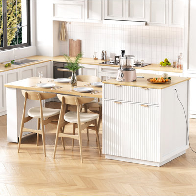 Îlot de cuisine cannelé 82,6 po avec table de salle à manger extensible pour 4 à 6 personnes, rangement double, prise de courant, blanc, plateau en grain de bois, poignée en métal doré, bords arrondis, tablettes réglables, charnières à fermeture en douceur,