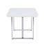 Un rectangulaire blanc minimaliste moderne et luxueux avec une table à manger à motifs. Table en panneau de fibres à densité moyenne et structure en acier inoxydable. Bureau d'ordinateur. Table de jeu. Utilisé dans les restaurants et les salons. W1151S00648