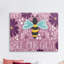«Bee Our Welcome Welcome», fleurs de chalet mauves par Emily Cromwell-62963631-62963630