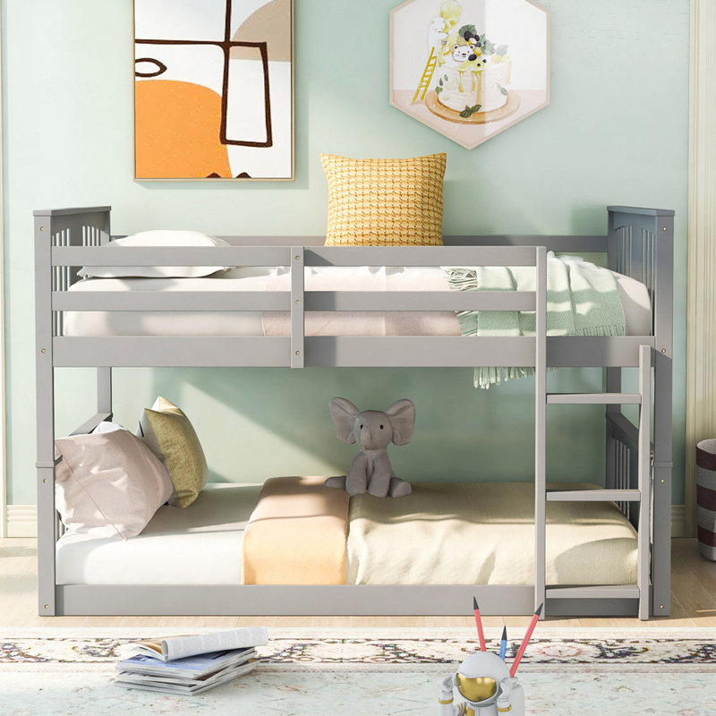 Lit double superposé au dessus d'un lit double avec échelle, gris