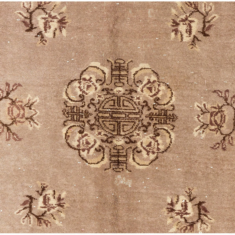 Tapis art déco de couleur taupe délavée, brun et beige
