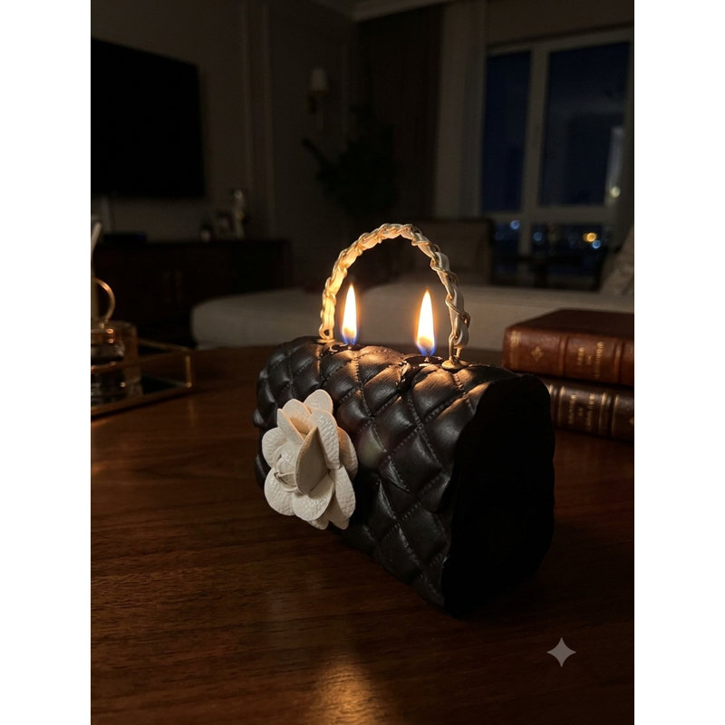 Bougie sculptée classique et noire Camelia, Black/White