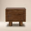 Table de chevet Flascio en bois de manguier massif avec motif nervuré en noyer