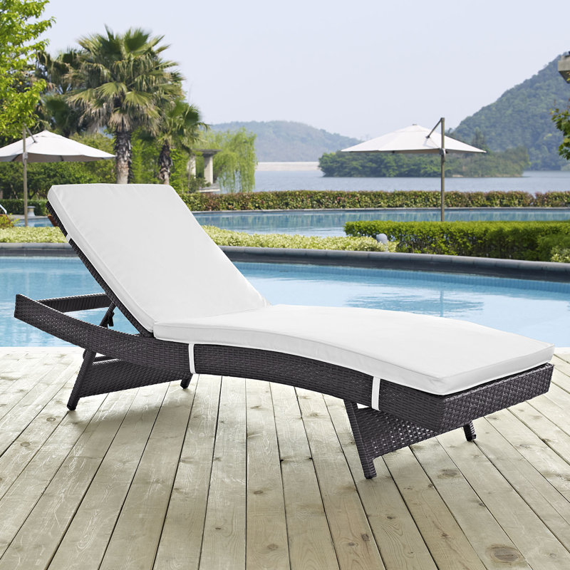 Chaise longue d'extérieur en rotin Convene, Blanc