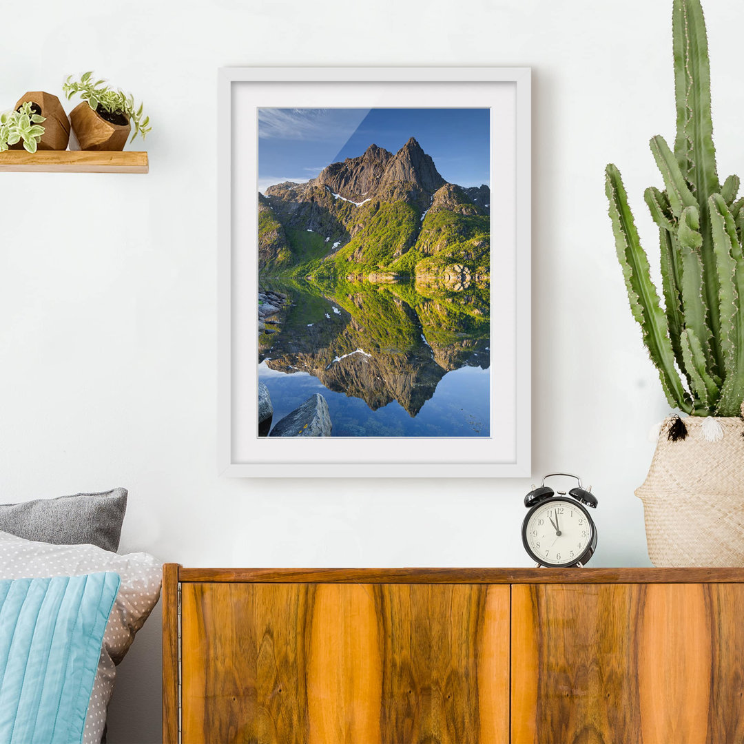 Gerahmtes Papierbild Berglandschaft mit Wasserspiegelung in Norwegen