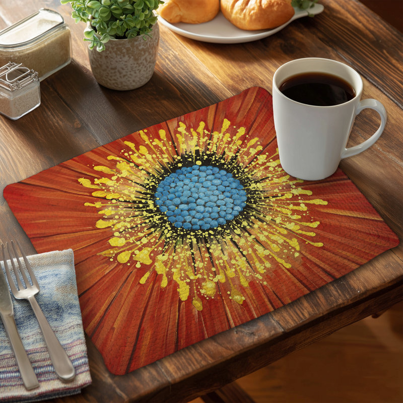 Ensemble de 4 napperons en gros plan sur une fleur rouge en polyester tressé