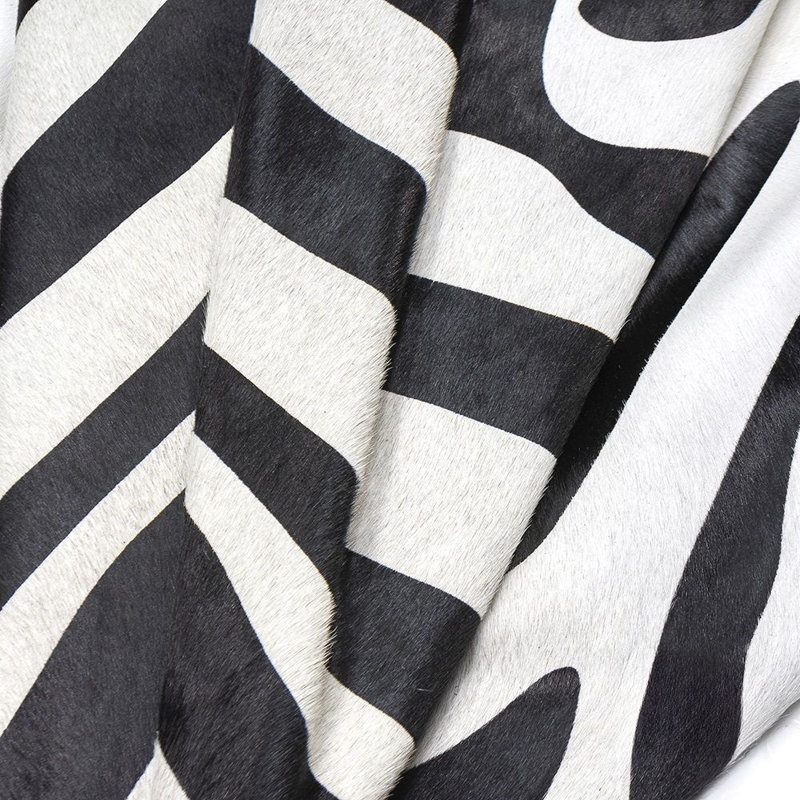 Tapis noir / blanc en cuir de vache à imprimé animal 6 pi x 7 pi