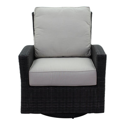 Chaise d'extérieur en osier avec coussins