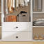 Système d'organisation modulaire blanc avec 3 tringles, 7 tablettes et 2 tiroirs