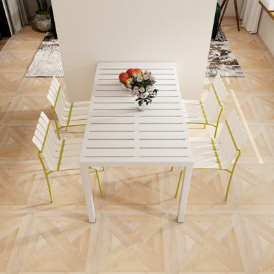 4 chaises modernes à motif de blocs de couleur à rayures blanches et jaunes, des sièges en PP imperméables et des pieds en métal, accompagnées d'une table de 55 pouces, toutes saisons, une structure rouillée, une fabrication robuste, une capacité de poids élevée,