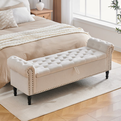 Banc de rangement rembourré Lunara pour très grand lit avec siège capitonné et accoudoirs roulés