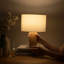 Lampe de table à DEL 15,75 po avec base en érable naturel et abat-jour en tissu Mia