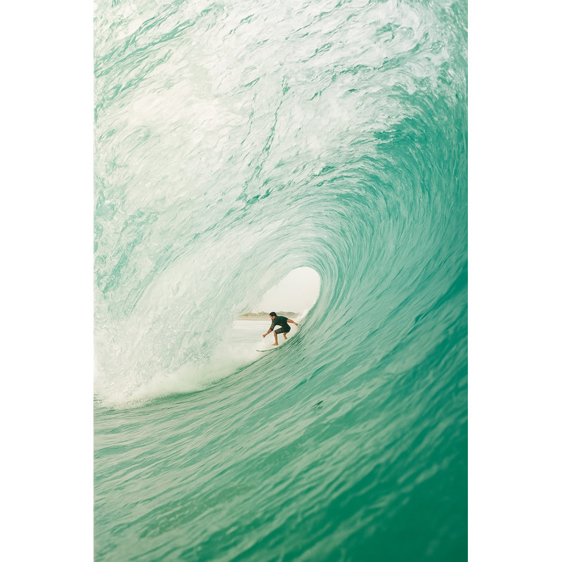 Art sur toile «In the Curl - Surfer in Emerald Barrel»