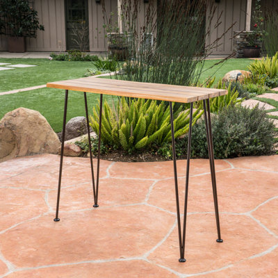 Table d'extérieur en bois industriel - Fabrication en fer et finition pour un bar rustique