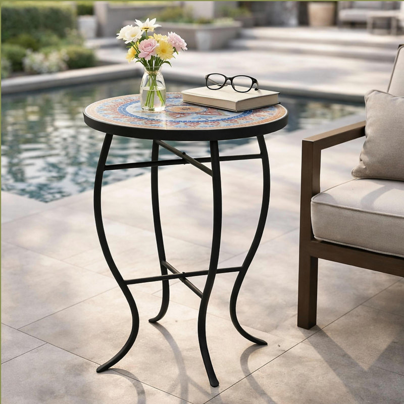 Table d'appoint d'extérieur ronde avec plateau de style mosaïque et pieds courbés en fer, rouge et noir mat