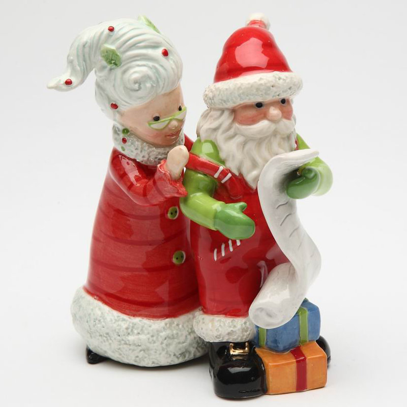 Père Noël et Mme Claus vérifiant la liste