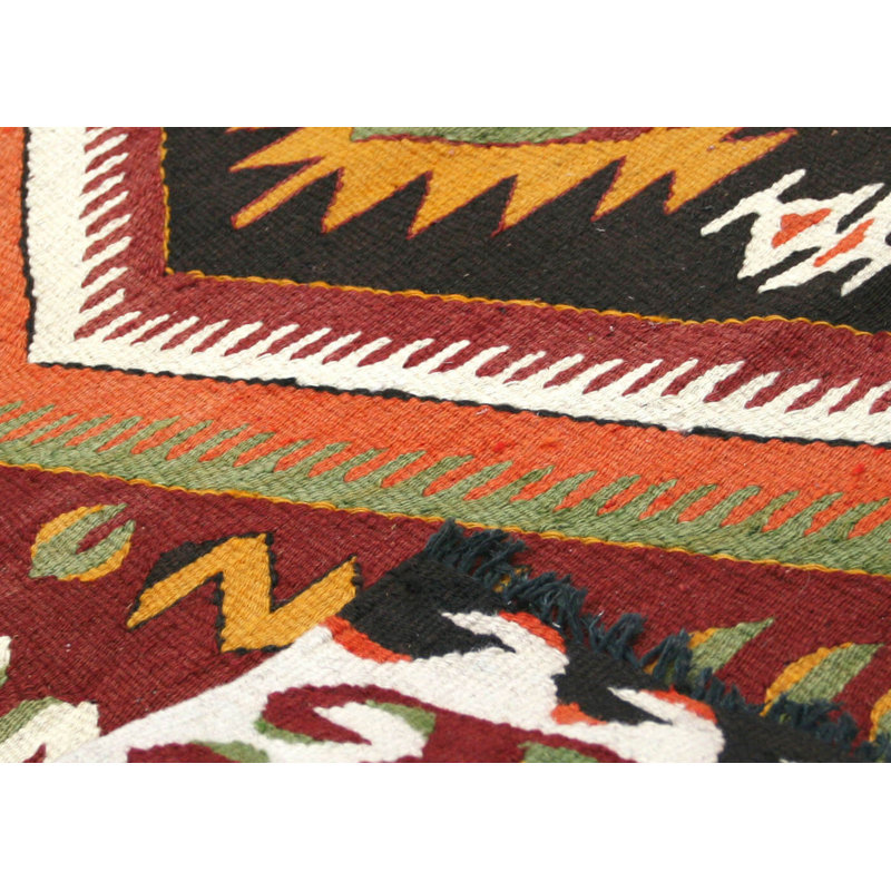Tapis de couloir unique en laine noué à la main des années 1960 de 3 pi 3 po x 11 pi 3 po en rouge / vert / noir / beige