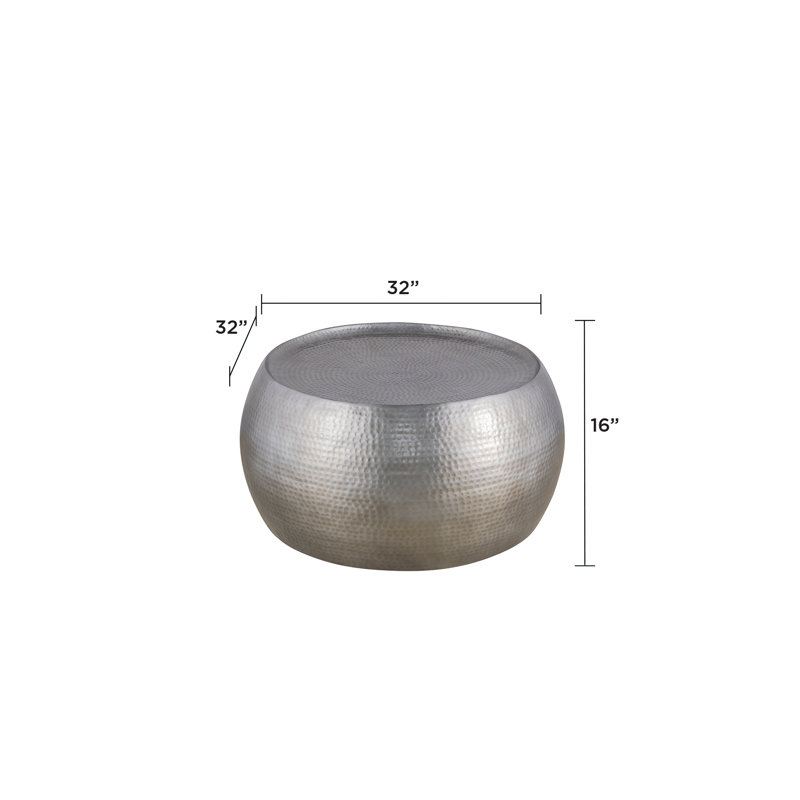 Table basse en aluminium martelé à la main avec un design campagnard moderne