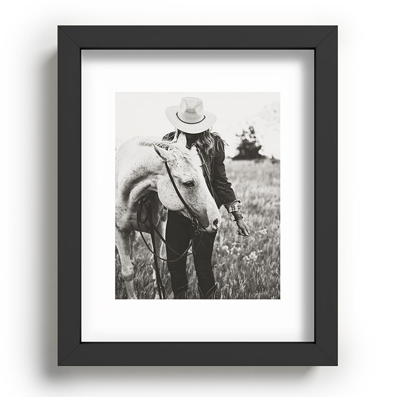Foundry Select A Cowgirl Her Horse par Brett Gramse, reproduction d'art encadrée en érable, 24 po x 36 po, L 10 po x H 8 po