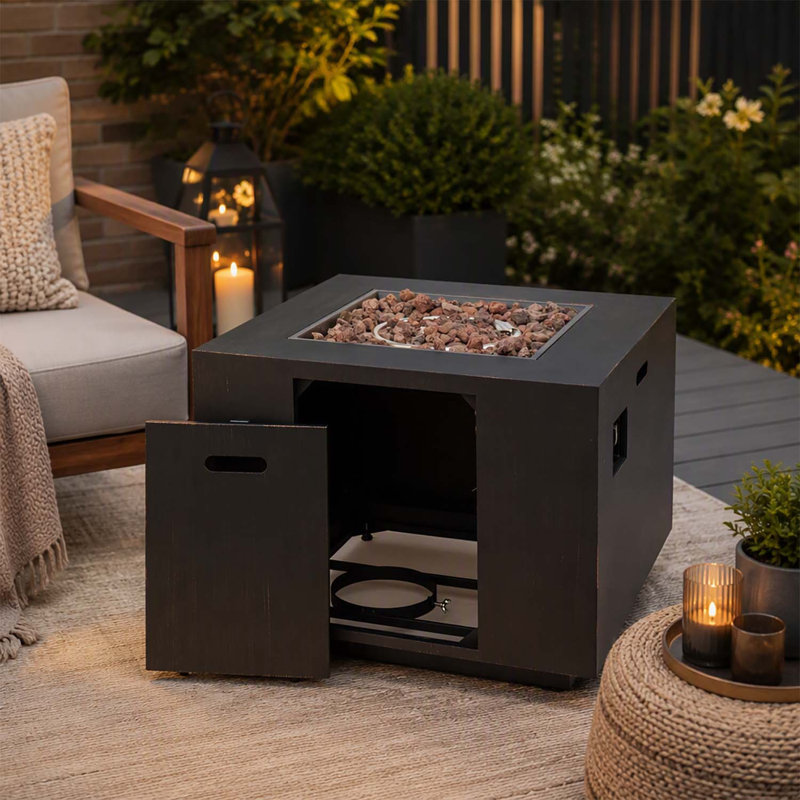 Foyer extérieur carré en fer de 31 pouces fonctionnant au propane avec rangement pour bouteille, 50 000 BTU, durable et élégant pour les réunions sur la terrasse.
