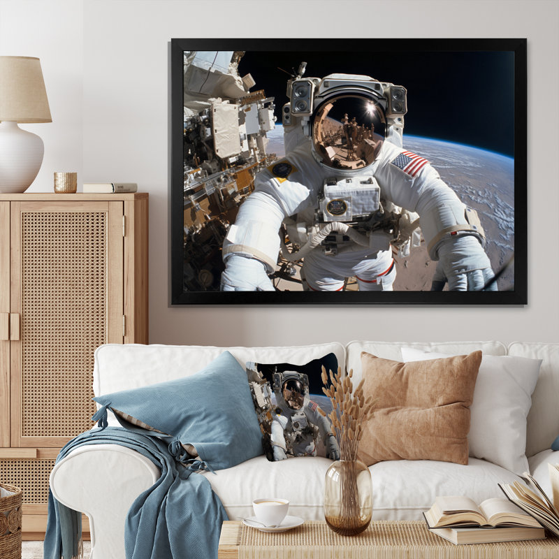 Space Astronauts Extravehicular Activities - Space Shuttle Wall Decor, H 16 po x l 32 po x P 1 po, Cadre simple noir