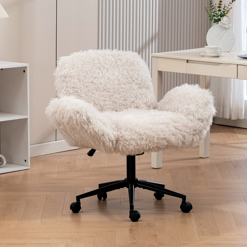 Chaise de bureau pivotante à dossier épais et dossier réglable sur 5 positions, avec accoudoirs et roulettes. Revêtement en laine d'agneau beige.