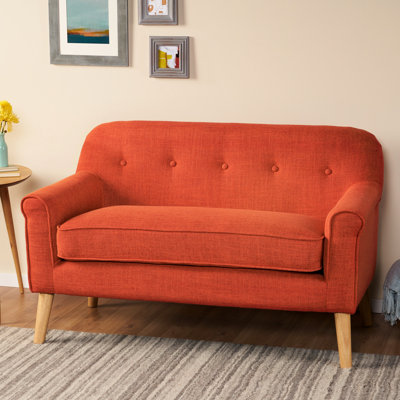 Magnifique avec revêtement et capitonnage à boutons, pieds en bouleau brun, 128,5 cm (l) x 76,5 cm (p) x 78,8 cm (h), tissu orange attrayant, accoudoirs légèrement roulés, pieds abat-jour, assemblage mineur requis pour un hall d'entrée ou une chambre