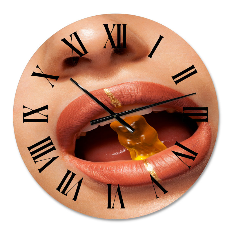 Gros plan sur une femme léchant les lèvres en train de mordre - Horloge murale moderne, Petit