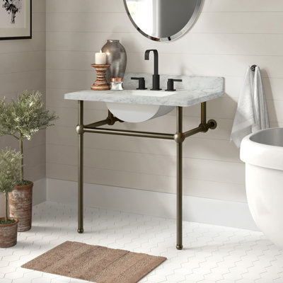 Dessus de meuble-lavabo en marbre Carrara de 30 po avec pieds en laiton Kingston Templeton (8 po, 3 trous)