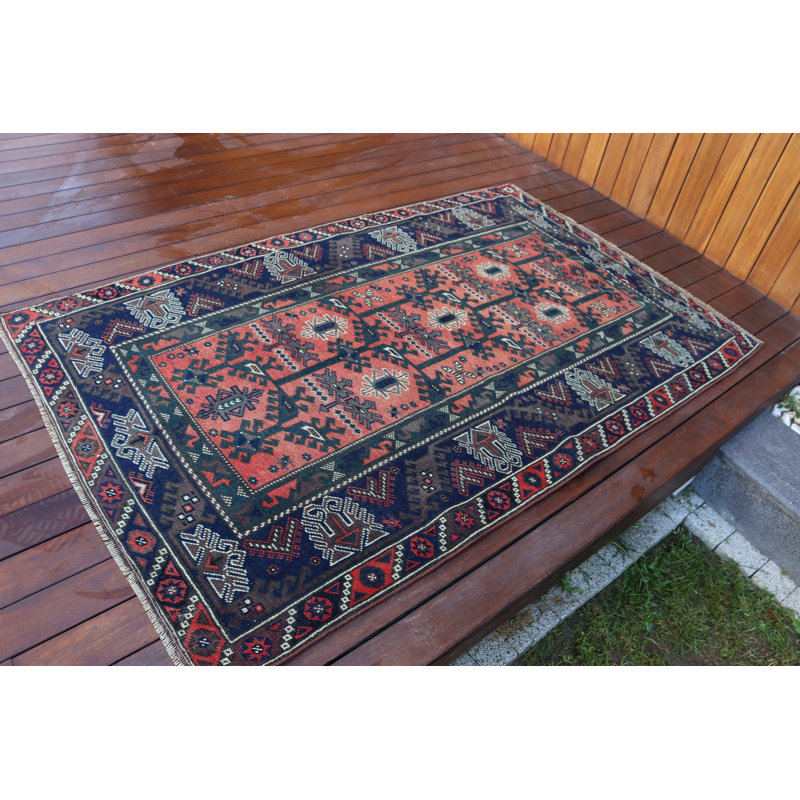 Tapis turc en laine fabriqué à la main dans un rouge vif pour une touche bohémienne rétro dans votre espace de vie