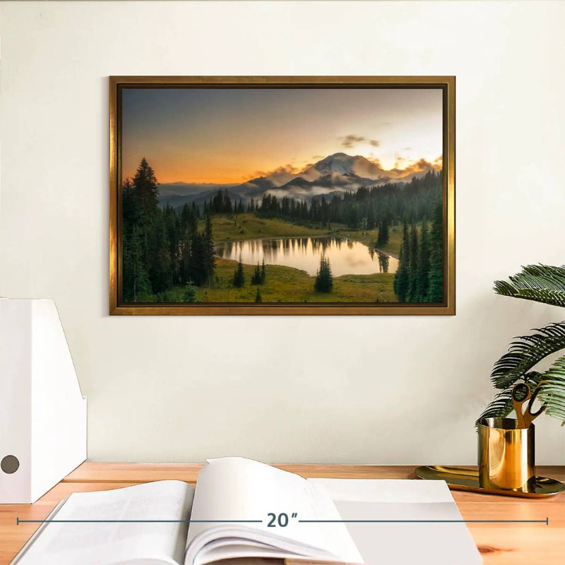 Coucher de soleil majestueux au mont Rainer, Cadre flottant doré, 13 po x 9 po
