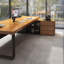 Bureaux en bois massif brun en forme de L-107440732