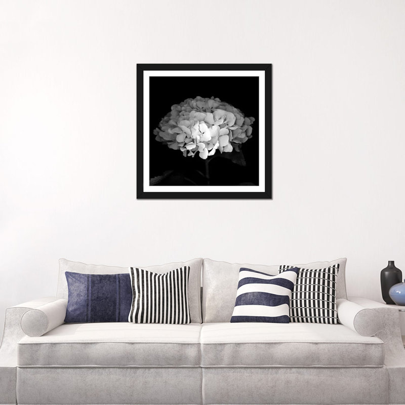 Hydrangea VI, B&W par Magda Indigo - estampe numérique sur toile tendue avec châssis, H 16 po x l 16 po x P 1 po, Blanc