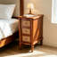 Table de bout étroite en rotin clair noyer Seadrift, table de chevet en bois massif avec 3 tiroirs de rangement, table de chevet moderne pour chambre à coucher, salon, bureau et salle de bain