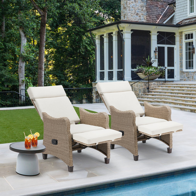 Chaise de patio inclinable avec coussins Jereomie, Blanc
