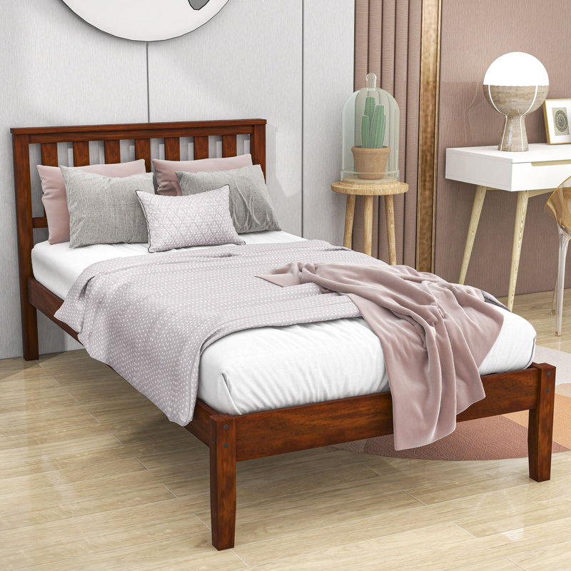 Lit plateforme simple en bois avec support à lattes Caraleigh, Noyers