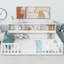 Lit blanc à plancher double avec bibliothèque et tablettes, garde-corps pour une protection confortable dans la chambre à coucher, bois de pin pratique pour le coucher