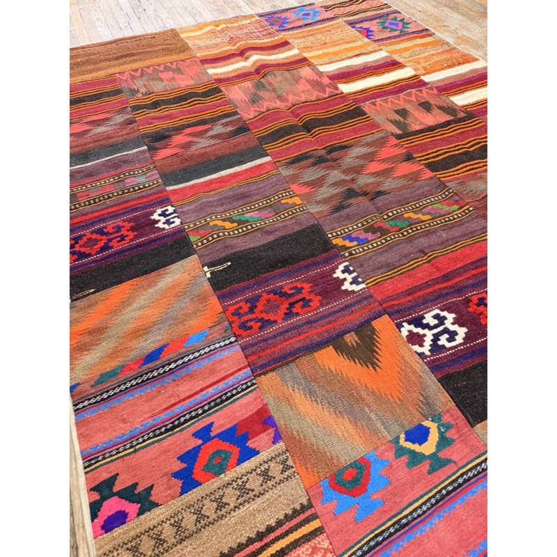 Tapis Kilim turc antique des années 1930, tissé à plat, à motifs géométriques multicolores, de style village, de 203 cm x 259 cm.