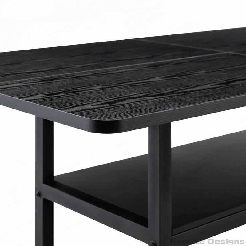 Une table de salle à manger de 71 x 35,4 pouces avec un plateau habilement assemblé par quatre panneaux de fibres à densité moyenne noirs texturés. Il y a une plateforme de rangement de 43,3 x 19,7 sous le bureau. Très approprié pour les réunions de famille