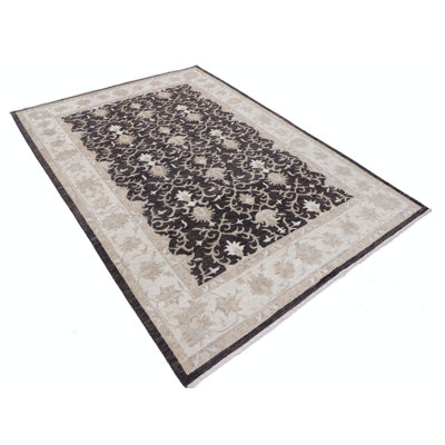 Tapis turc floral noué à la main 5,7 x 7,8 pi avec fond brun et bordure beige, 100% laine