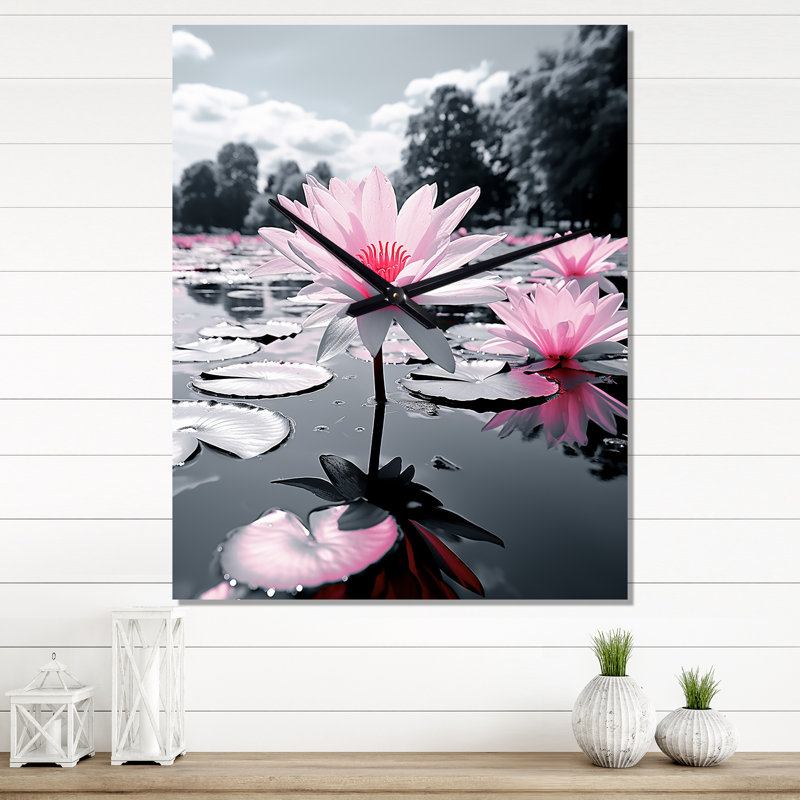 Horloge murale florale sur fond rose, H 40 po x l 30 po x P 1 po