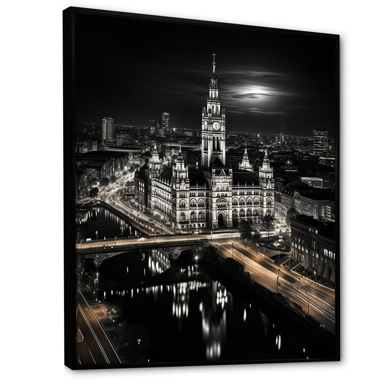 «Laleh Munich Beautiful Cityscape Black», reproduction sur toile, H 44 po x l 34 po x P 1,5 po, Cadre flottant noir