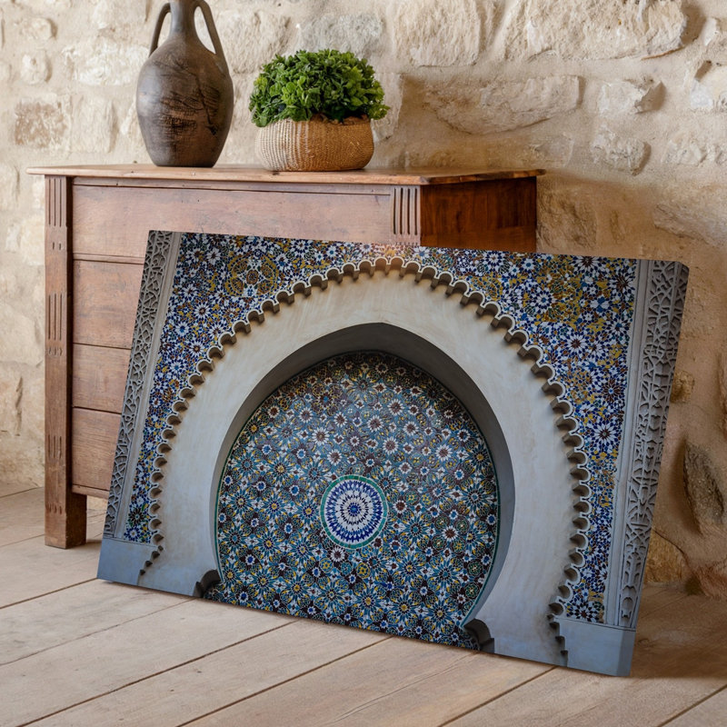 Toile, mosaïque marocaine vibrante avec des motifs géométriques complexes disposés dans un grand cadre arqué